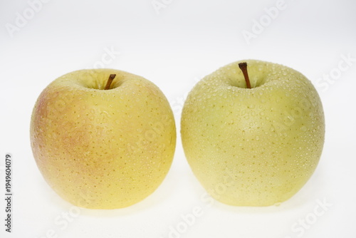 Wallpaper Mural 黄色いりんご きみと　青森県産 Torontodigital.ca