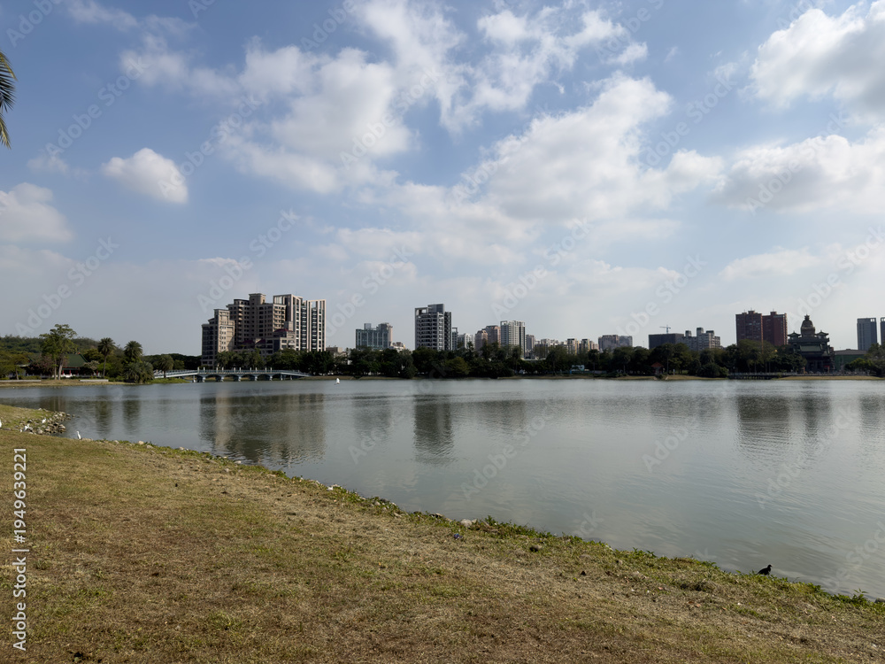 Obraz premium Shenzhen, China - Lakeside View of City Skyline