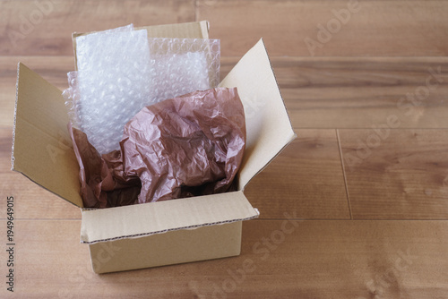 段ボールと緩衝材(気泡緩衝材と薄い紙)