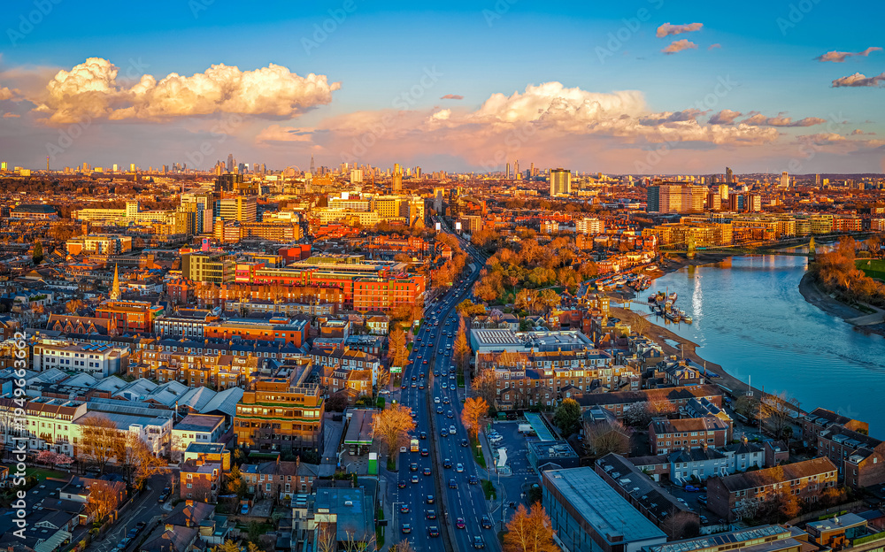 Obraz premium Golden Hour View of Hammersmith and A4 with London Skyline in Distance