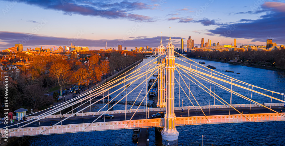 Obraz premium Albert Bridge panoramic view over River Thames at sunset, Chelsea London UK