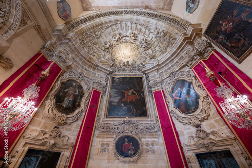 Foto Baroque altar and paintings inside Rotunda St