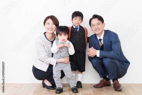 ランドセルを背負う小学校新1年生男子と家族（入学式・フォーマルスーツ）