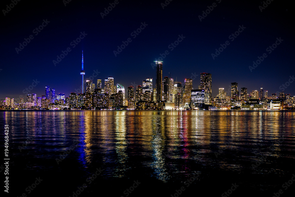 Fototapeta premium Toronto Skyline at Blue Hour with CN Tower Reflections on Lake Ontario
