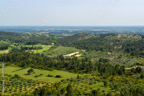 Vue panoramique sur la campagne provençale aux environs du village des Baux-de-Provence