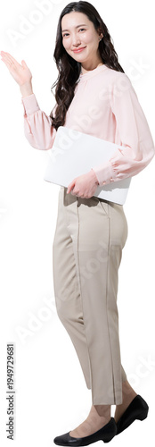 背景透明切り抜き、パソコンを持つかわいいオフィスカジュアルの日本人女性のカメラ目線の笑顔　成長やポジティブで多幸感あふれる春色ビジネスイメージ全身　オススメや案内のポーズ
