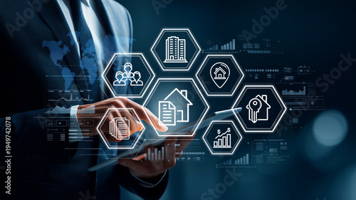 不動産コンセプト｜タブレットで不動産データを分析するビジネスマン