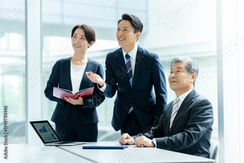 打ち合わせするビジネスマン