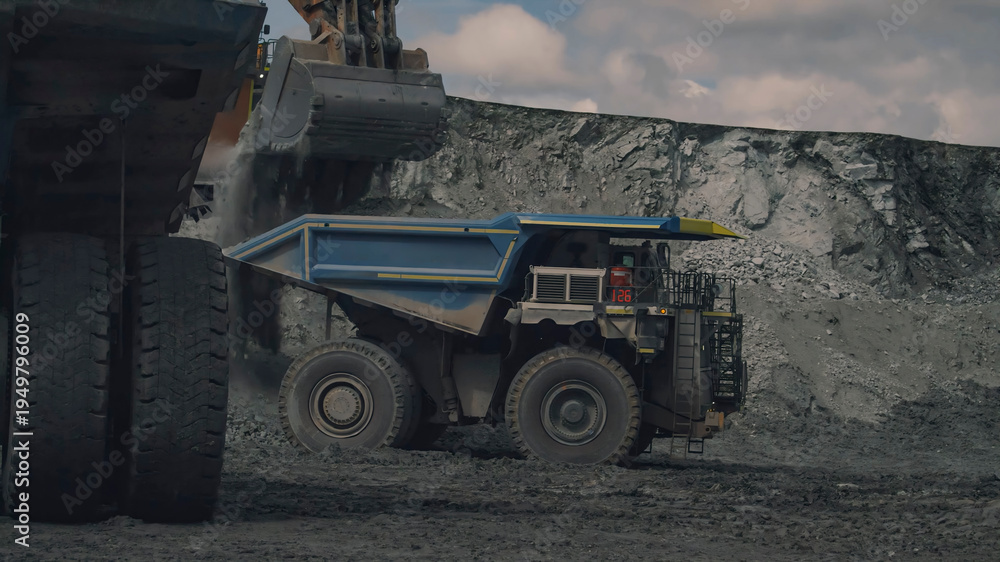 Obraz premium Copper ore extraction and loading process in an open-pit mine