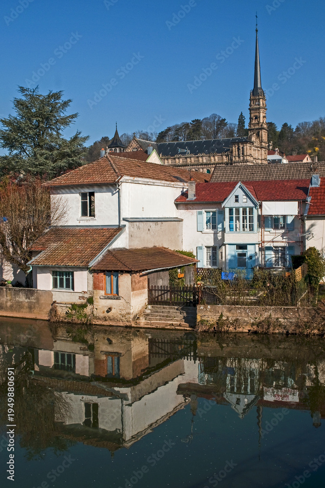 Fototapeta premium Maisons le long de la rivière