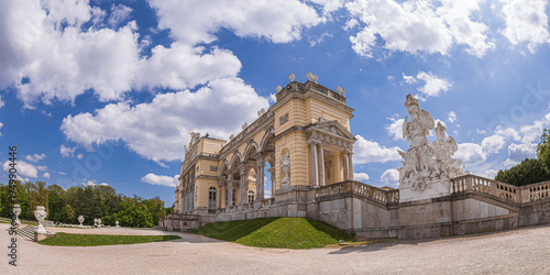 Foto VIENNA, AUSTRIA - MAY 9, 2023: Schonbrunn Palace garden gloriette, built in 1775 according to the plans of Austrian imperial architect Johann Ferdinand Hetzendorf von Hohenberg