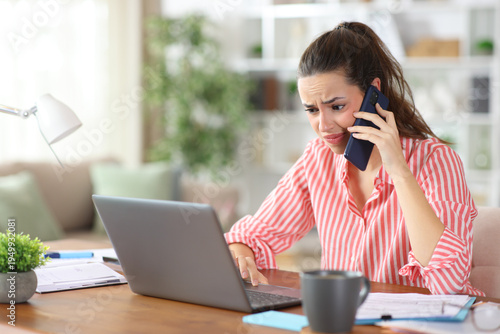 Quadro su tela Disgusted self employed checking laptop talking on phone