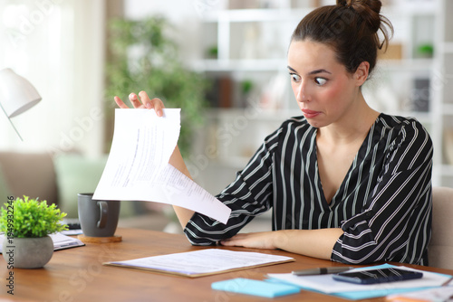 Foto Upset self employed looking at broken contract at home
