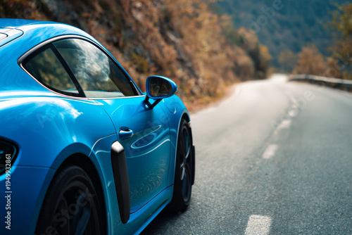 voiture sportive bleue sur route sinueuse vide, profil complet, no people, lumiÃ¨re ensoleillee de midi, details nets et ombres naturelles, style photographie automobile premium