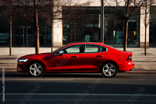 berline rouge sur boulevard moderne vide, vue de profil, no people, lumiÃ¨re naturelle brillante, ombres nettes et realistes, style publicitaire automobile