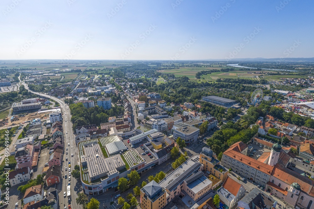 Fototapeta premium Die niederbayerische Gäuboden-Stadt Straubing an der Donau aus der Vogelperspektive