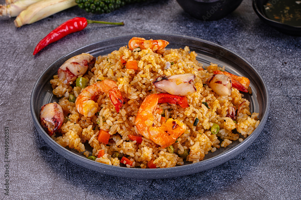 Obraz premium Stir fried rice with seafood