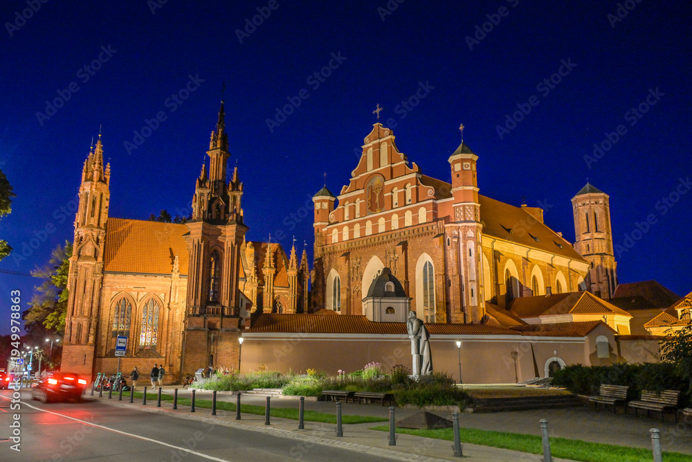 Fototapeta premium Gotisches Ensemble , St. Annenkirche und Bernhardinerkirche, Vilniaus Sv. Onos baznycia, Vilnius, Litauen