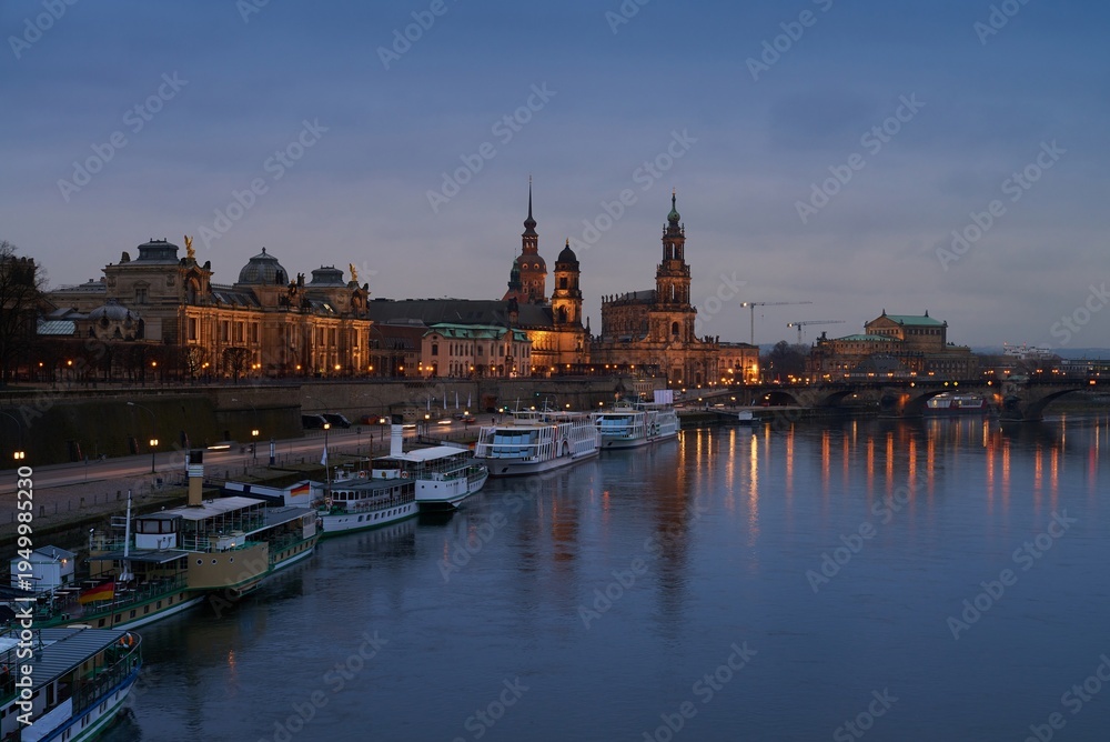 Obraz premium Dresden Frauenkirche skyline across Elbe River with illuminated historic old town