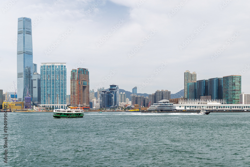 Obraz premium Hong Kong skyscraper panorama on a sunny day with water and boats
