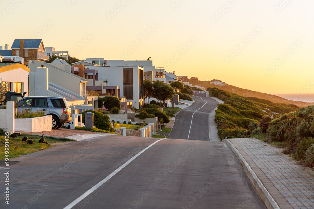 Obraz premium Oceanfront homes near Cape Town at sunset