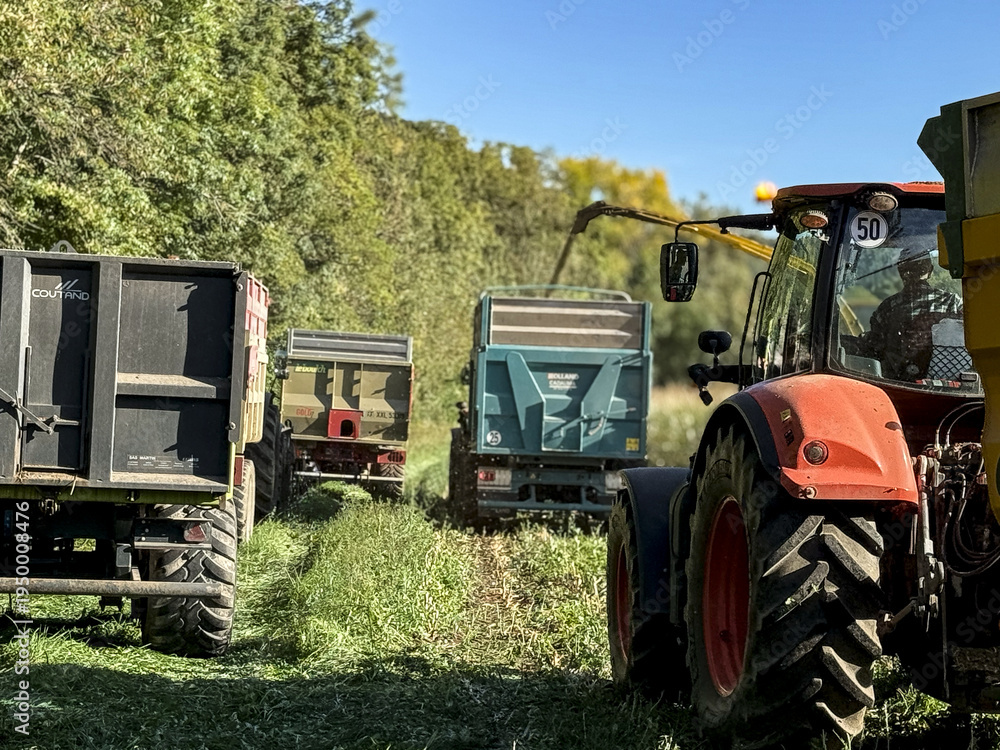 Fototapeta premium récolte de foin Aveyron Severac le chateau