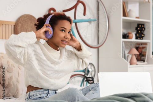 Teenage African-American gi...