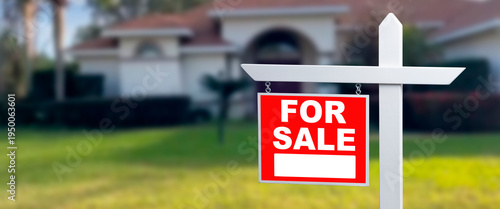 Fotografia Real estate sign in front of house for sale in suburban neighborhood during dayl