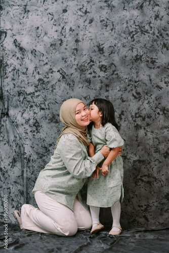 Fotografía Joyful Muslim Mother and Daughter Sharing a Sweet Kiss