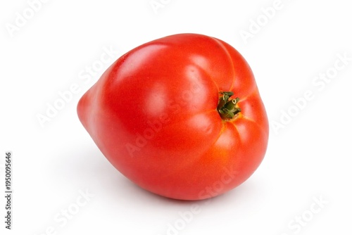 Tomate fraîche isolée sur un fond blanc