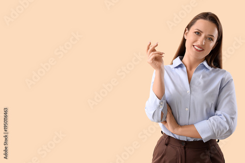 Beautiful businesswoman smi...