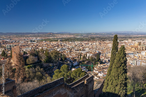 Foto Panorámica de la ciudad de Granada con la Catedral y la Torre del Homenaje en primer plano