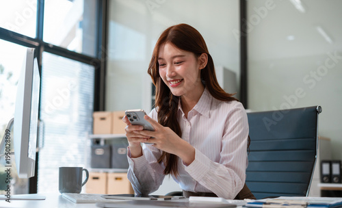 Foto Email notification concept, woman use smartphone and laptop receive message alert in the mailbox
