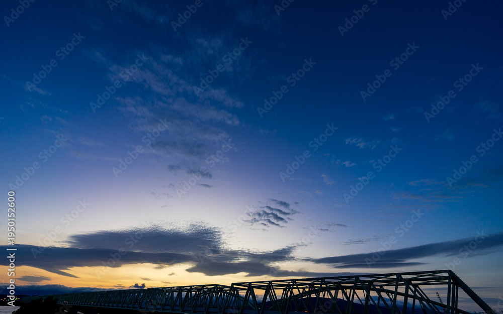 Fototapeta premium 鉄橋 夕焼け空とトラス橋シルエットの夕暮れ風景