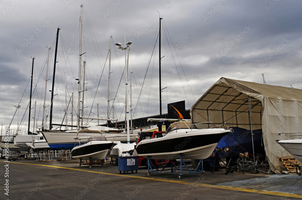Fototapeta premium Voiliers en maintenance sur les quais de Port-Camargue