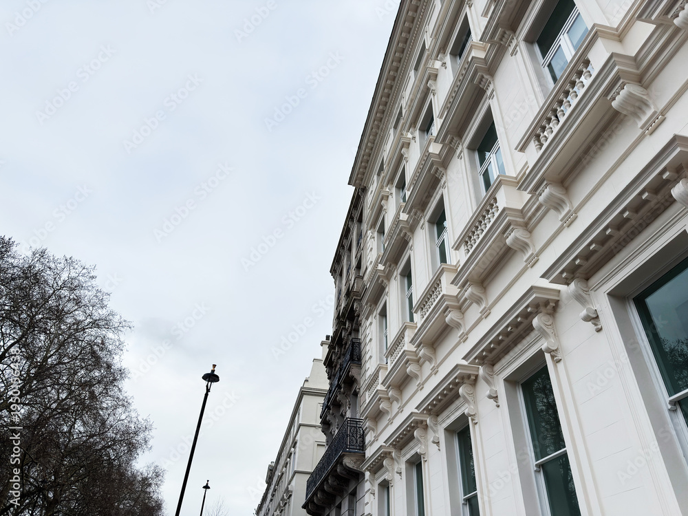 Fototapeta premium London street scene featuring a white ornate building facade and historic architecture
