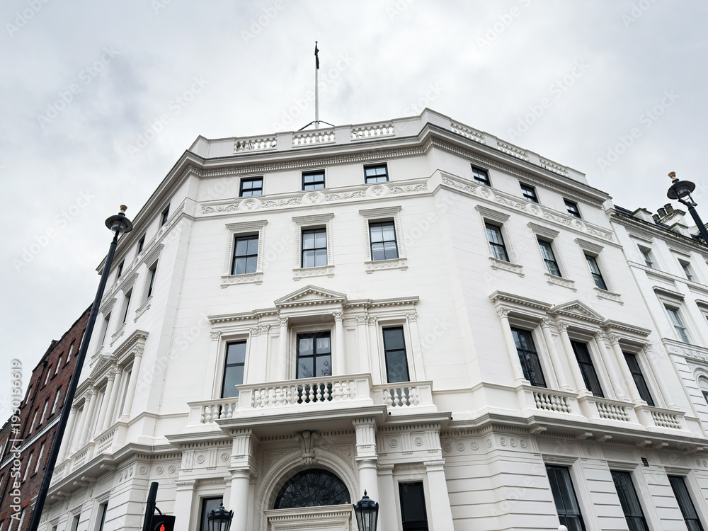 Obraz premium White Victorian Style Building in London with ornate façade and tall windows