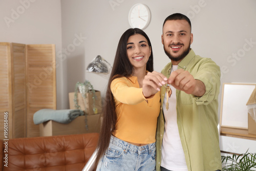 Young couple with key to re...
