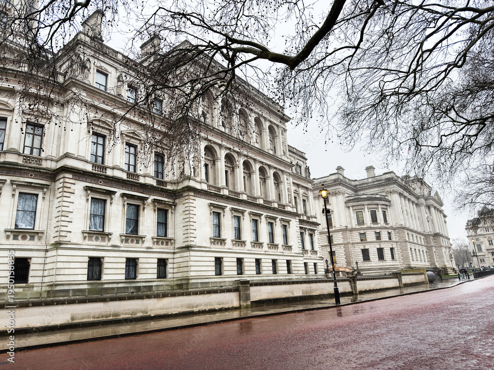 Fototapeta premium Historic London streetscape with grand neoclassical building and lampposts on a rainy day