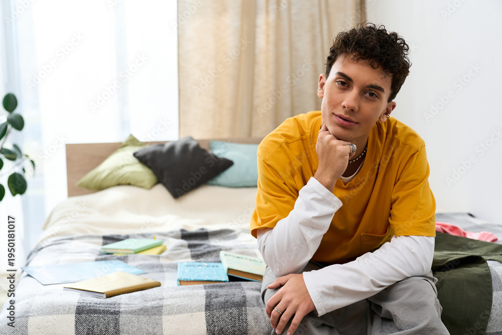 Obraz premium Stylish teenager relaxing at home while contemplating creative ideas in a cozy space
