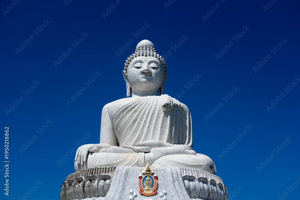 Obraz premium The Big Buddha in Phuket against the blue sky