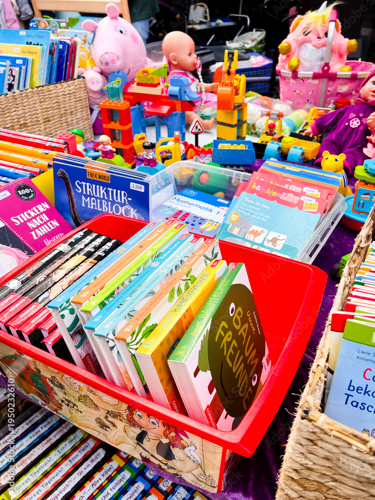 Naklejka premium Dortmund - Deutschland 15. März 2026 - Eine bunte Auswahl an Kinderspielzeug auf dem Flohmarkt
