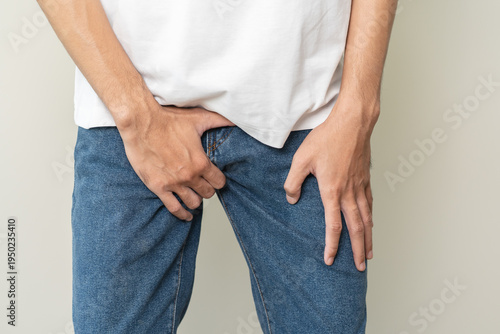 Billede på lærred men feeling itching and scratching his crotch