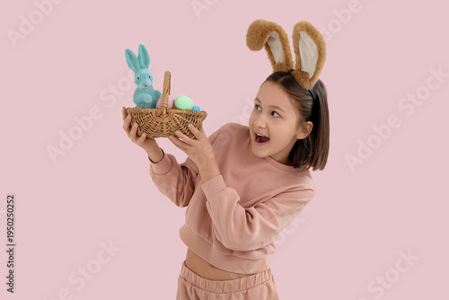 Shocked little girl in bunn...