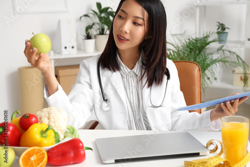Female Asian nutritionist w...
