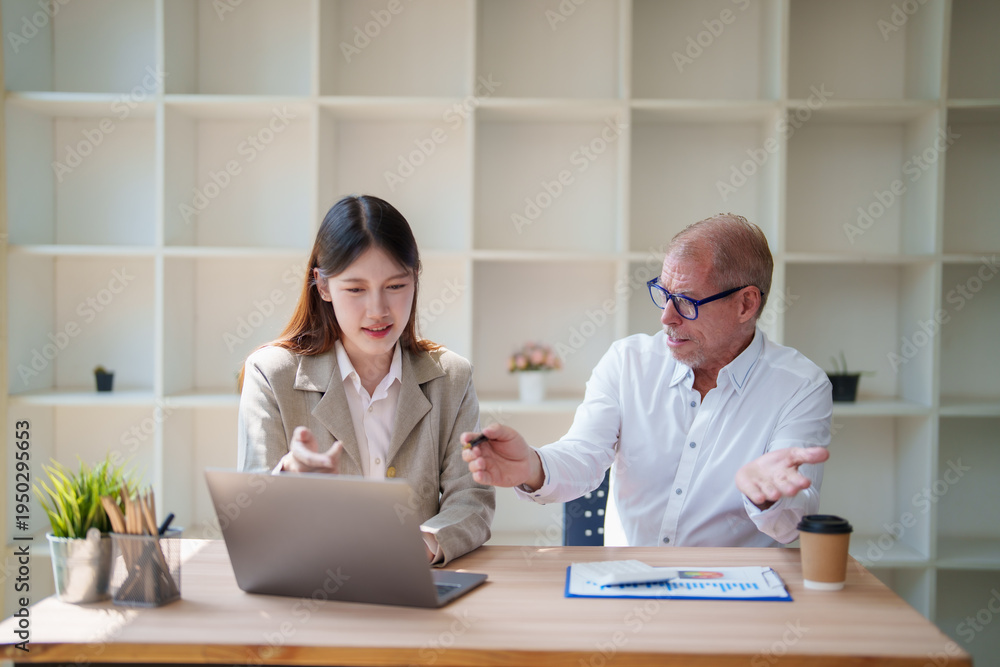 Obraz premium Business colleagues collaborating on laptop in office meeting