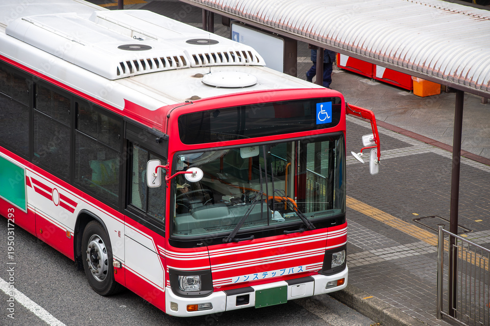 Fototapeta premium 乗客の乗車を待っている路線バス