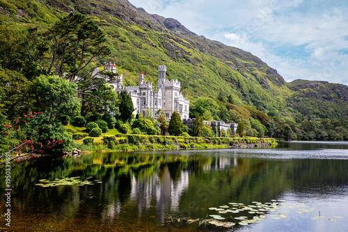 Fotografie Kylemore Abbey with water reflections in Connemara, County Galway, Ireland, Europe