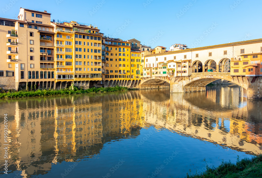Fototapeta premium Ponte Vecchio bridge over Arno river in Florence, Italy
