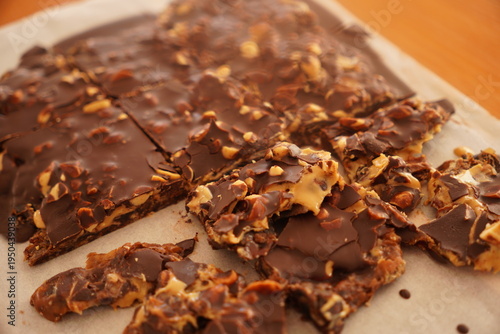 Photos Close up photo of a healthy snickers snack made with chocolate, peanut butter an